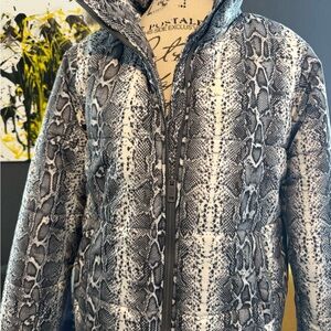 ✨ Vintage Gianni Bini Stylish Puffer Coat – Size Medium – Snakeskin Print.